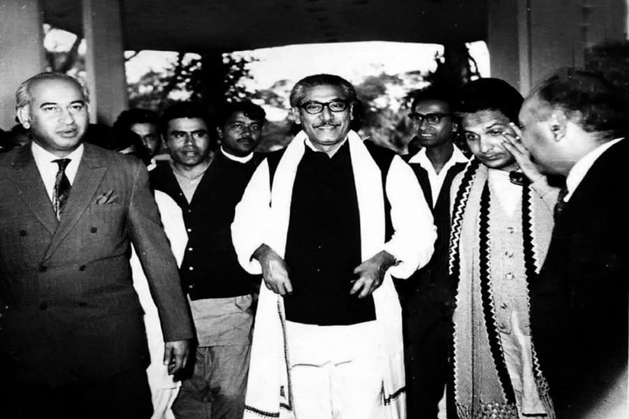 Bhutto welcomes Bangabandhu at Lahore before the OIC Summit in 1974 (Photo - Collected)